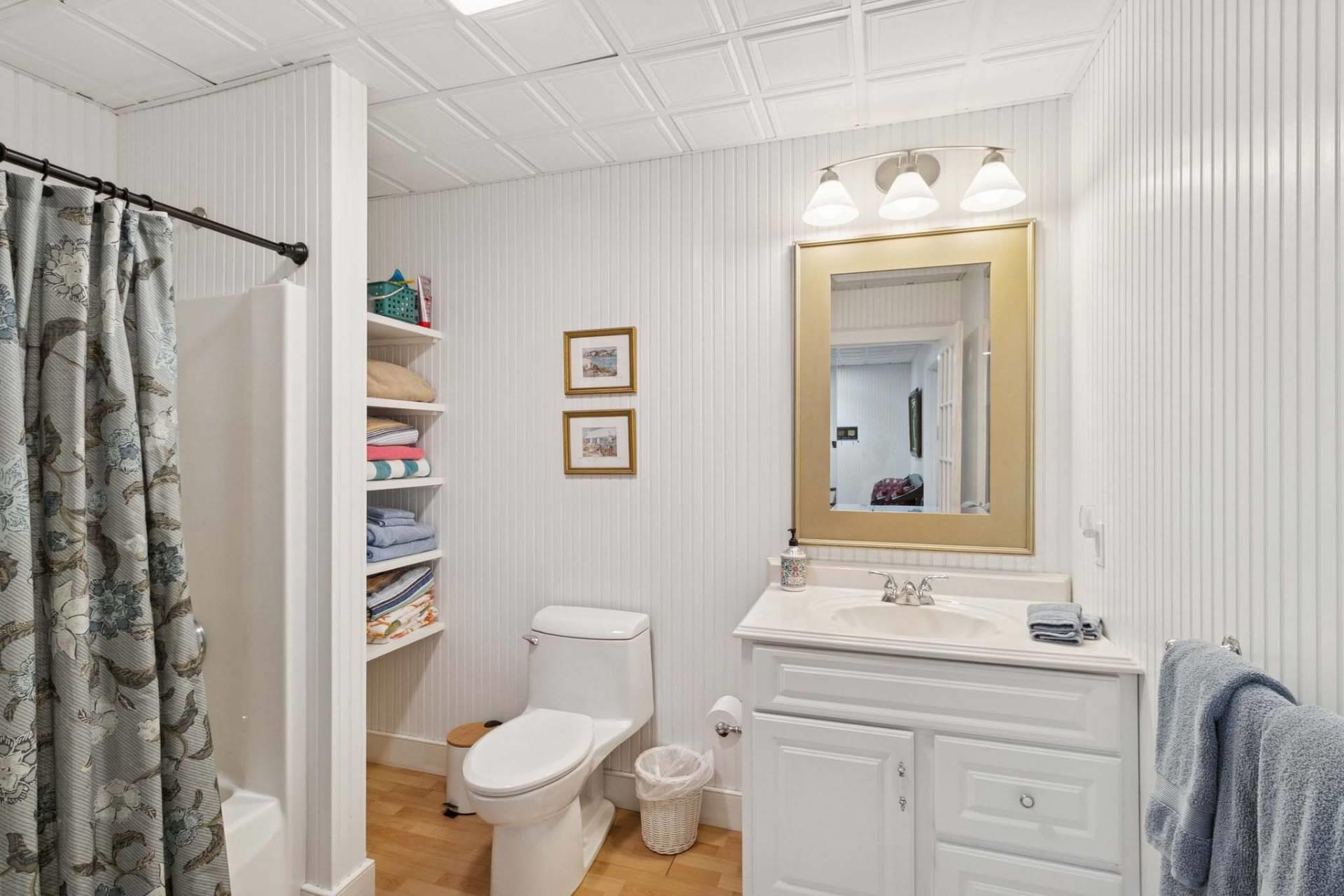 10 Peconic View Court, Southampton, NY 11968