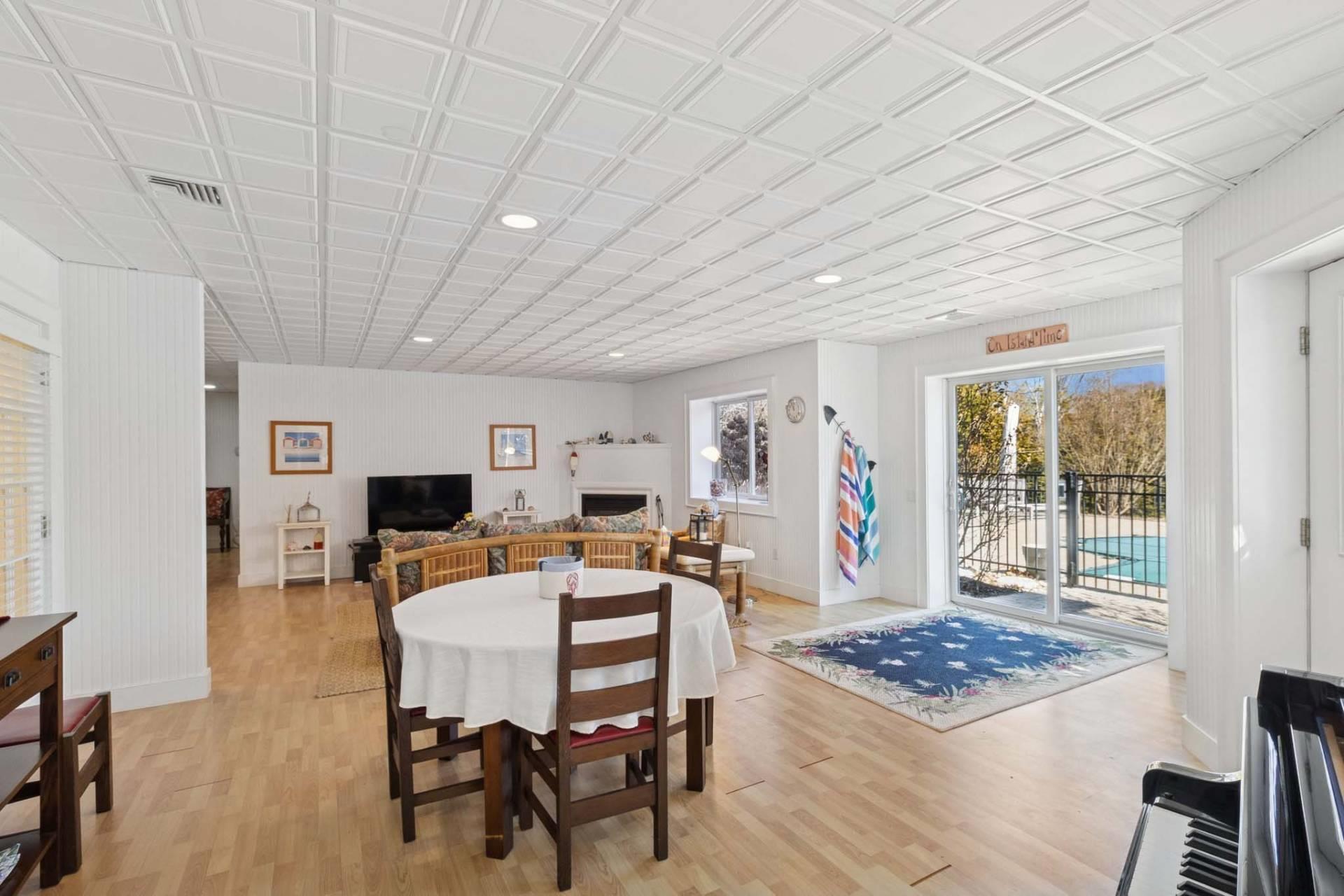 10 Peconic View Court, Southampton, NY 11968