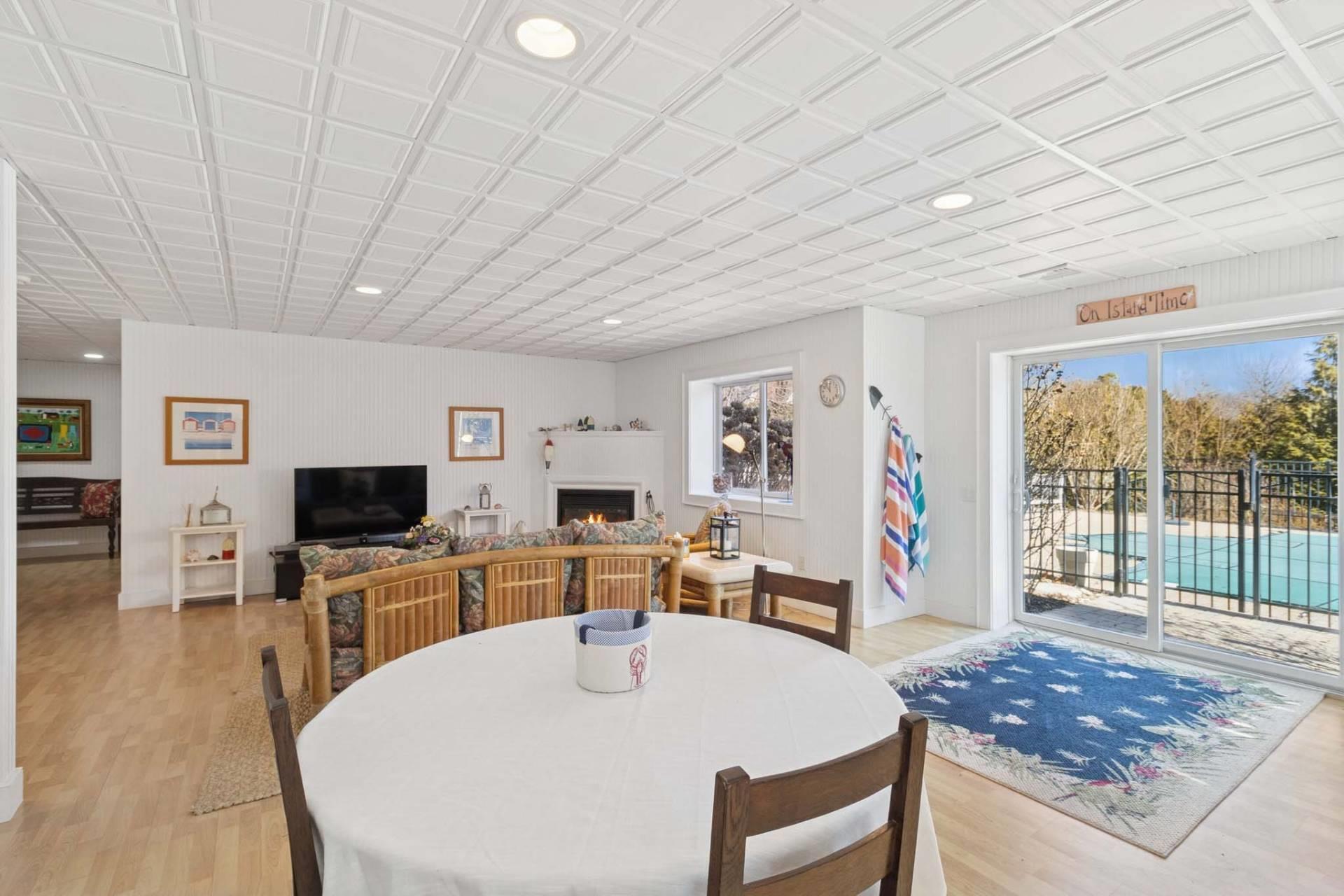 10 Peconic View Court, Southampton, NY 11968