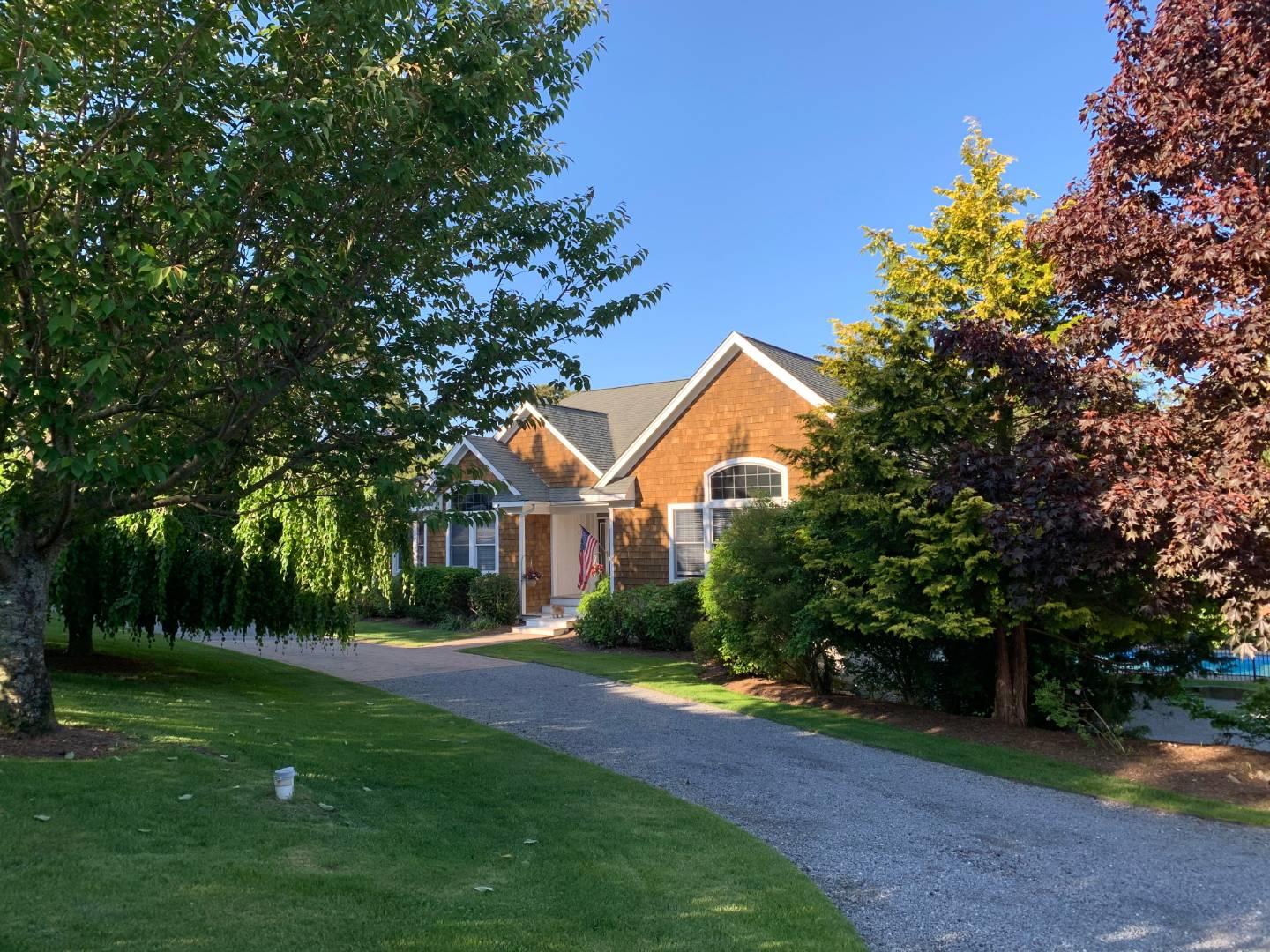 10 Peconic View Court, Southampton, NY 11968