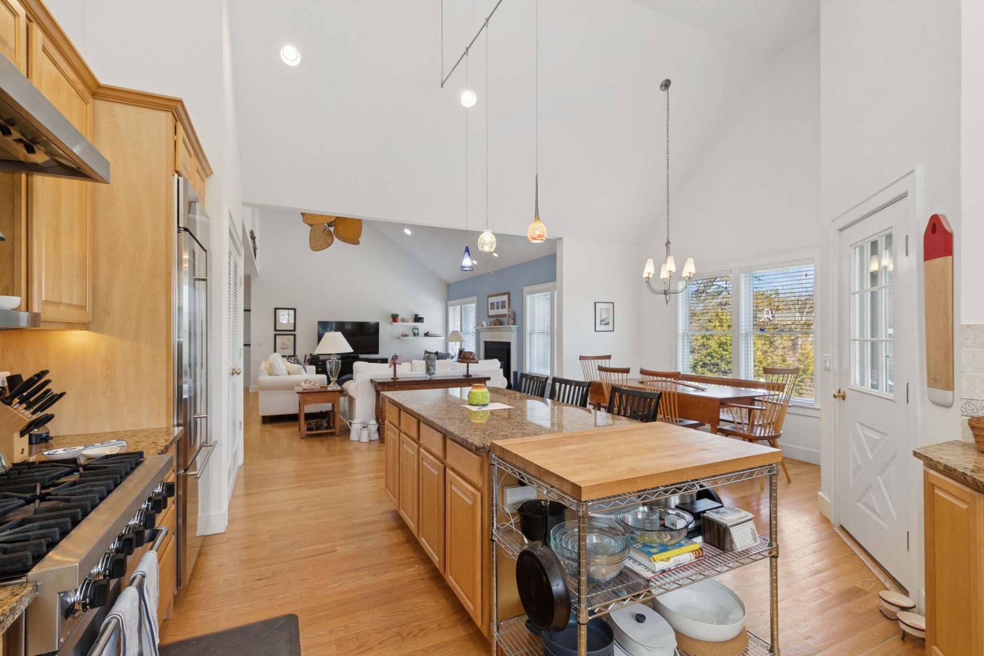 10 Peconic View Court, Southampton, NY 11968