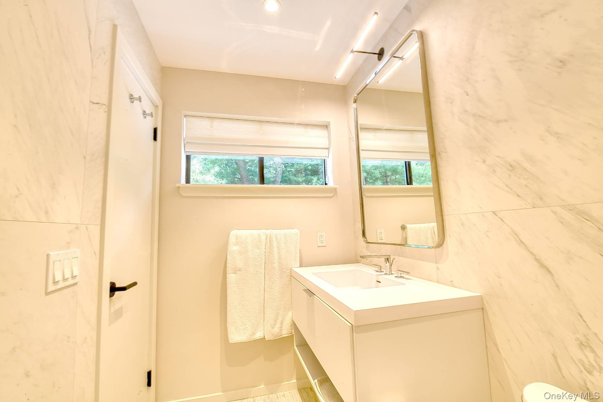 23 Wooded Oak Lane, East Hampton, NY 11937