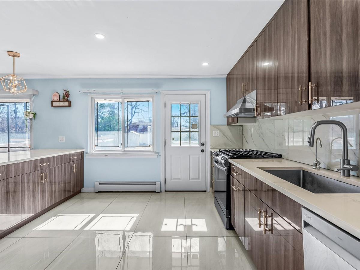 100 Robbins Lane, Jericho, NY 11753