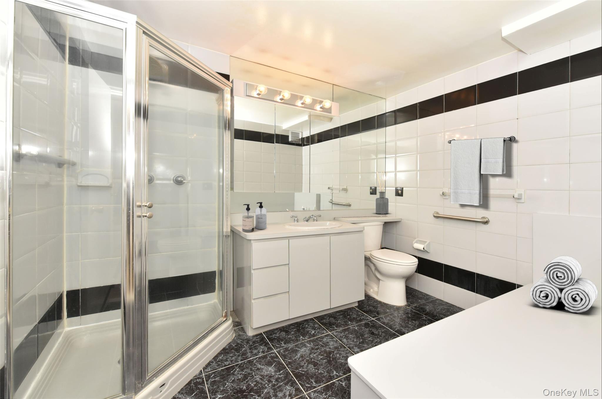 180 S Middle Neck Road # 2-A, Great Neck, NY 11021