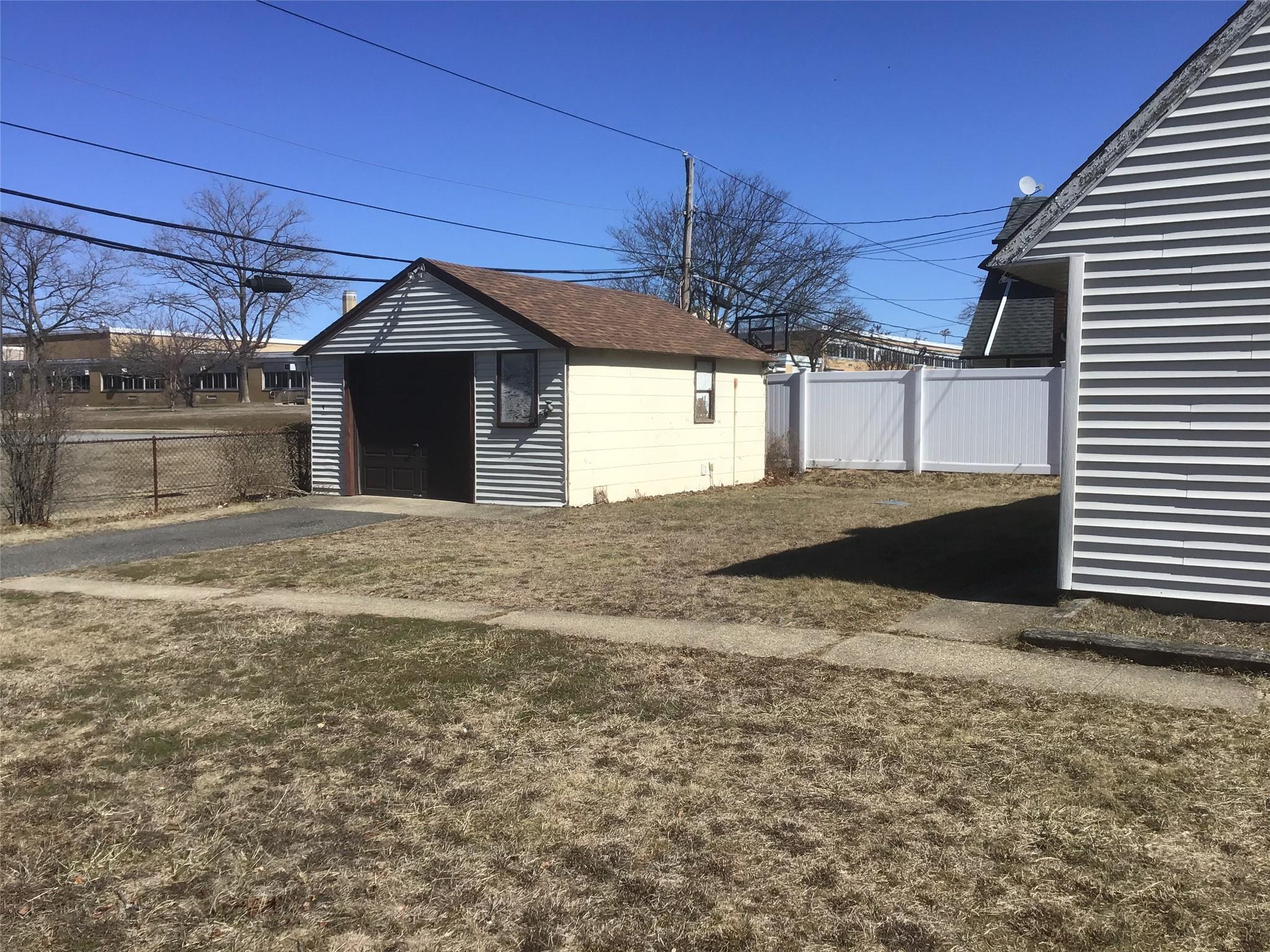 1 Straight Lane, Levittown, NY 11756