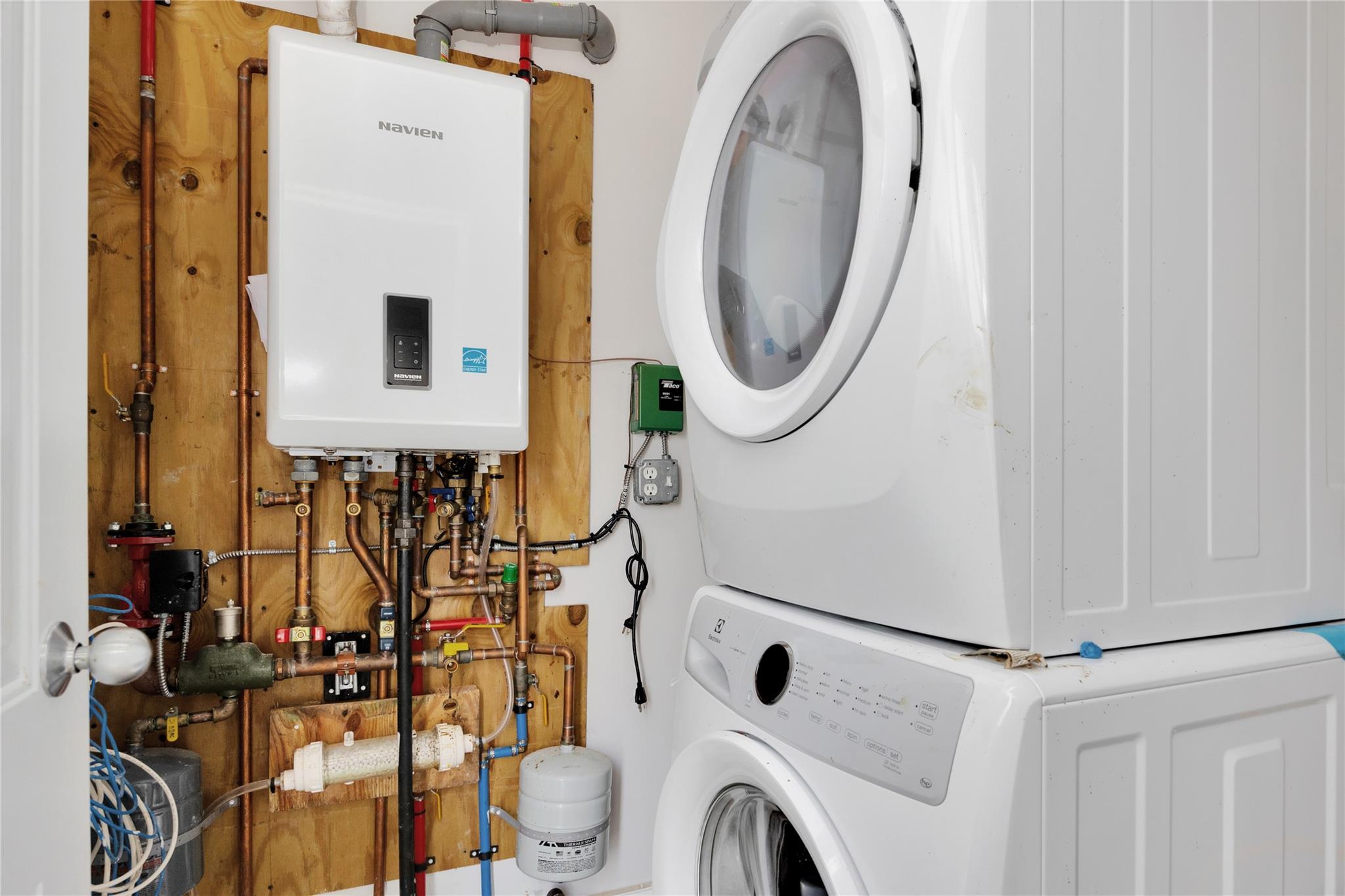 823 Venetian Boulevard, Lindenhurst, NY 11757