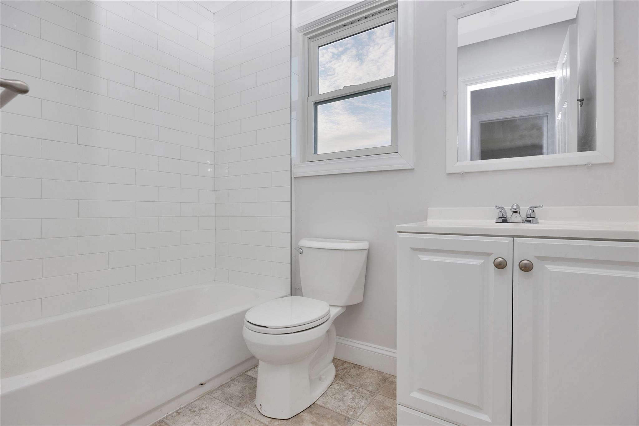 823 Venetian Boulevard, Lindenhurst, NY 11757