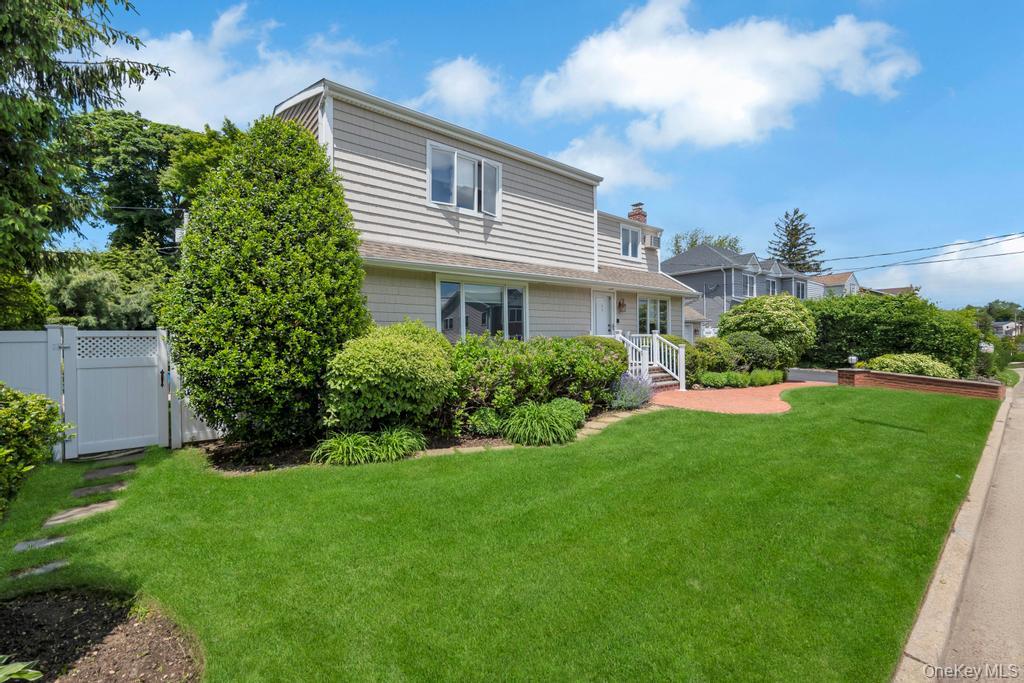 20 Northern Parkway E, Plainview, NY 11803