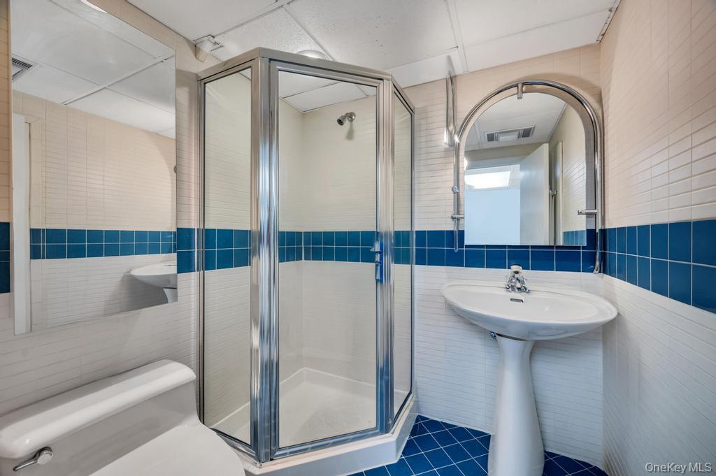 20 Northern Parkway E, Plainview, NY 11803