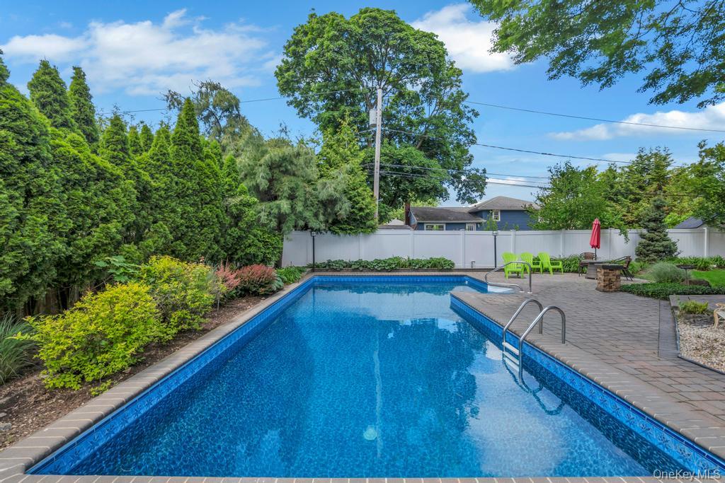 20 Northern Parkway E, Plainview, NY 11803