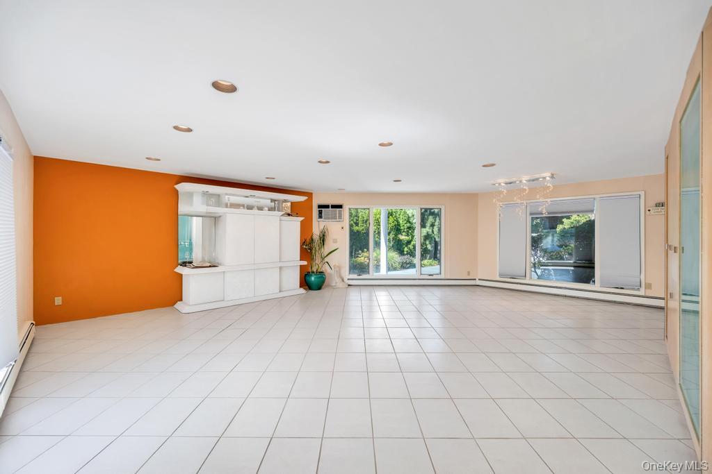 20 Northern Parkway E, Plainview, NY 11803