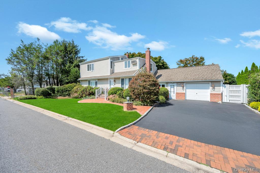 20 Northern Parkway E, Plainview, NY 11803