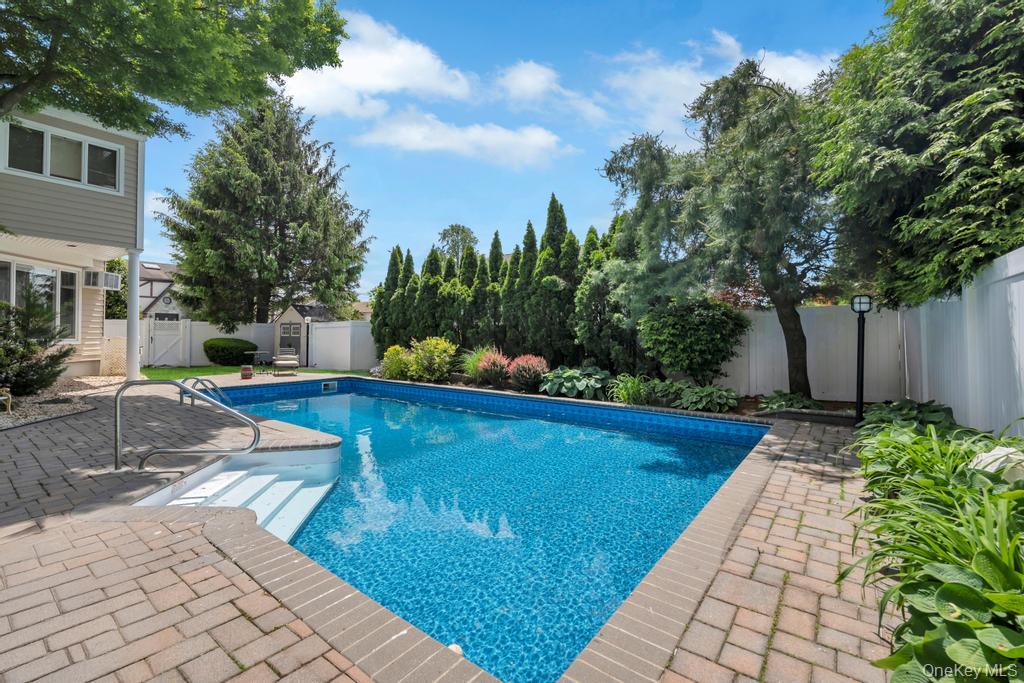 20 Northern Parkway E, Plainview, NY 11803