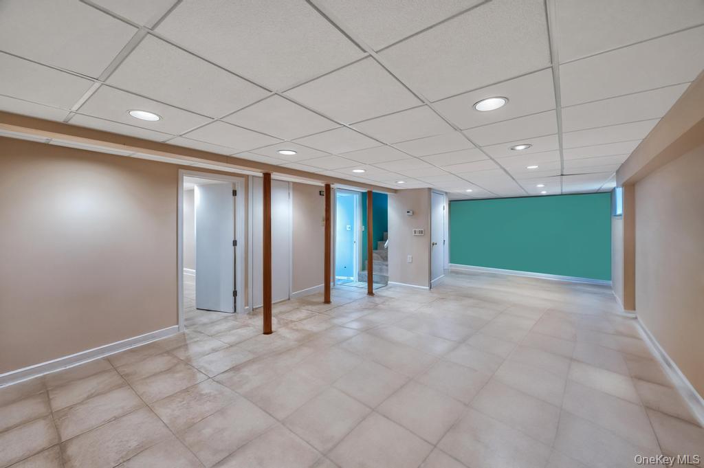 20 Northern Parkway E, Plainview, NY 11803