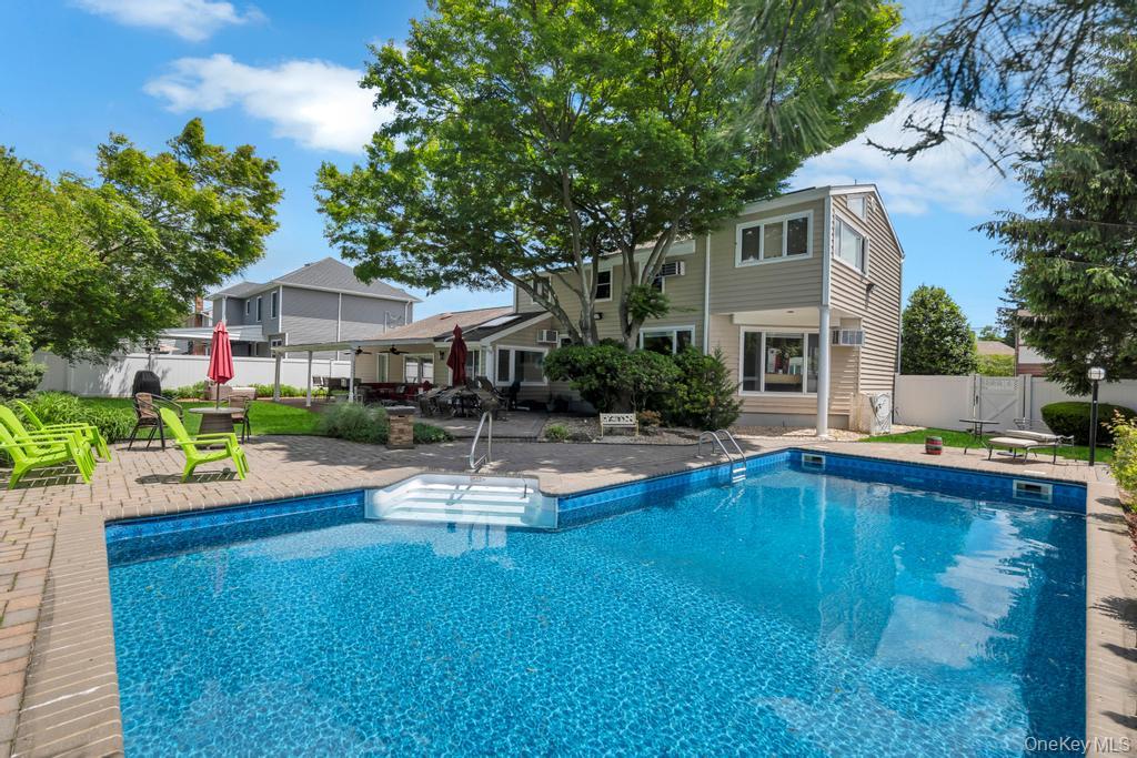 20 Northern Parkway E, Plainview, NY 11803