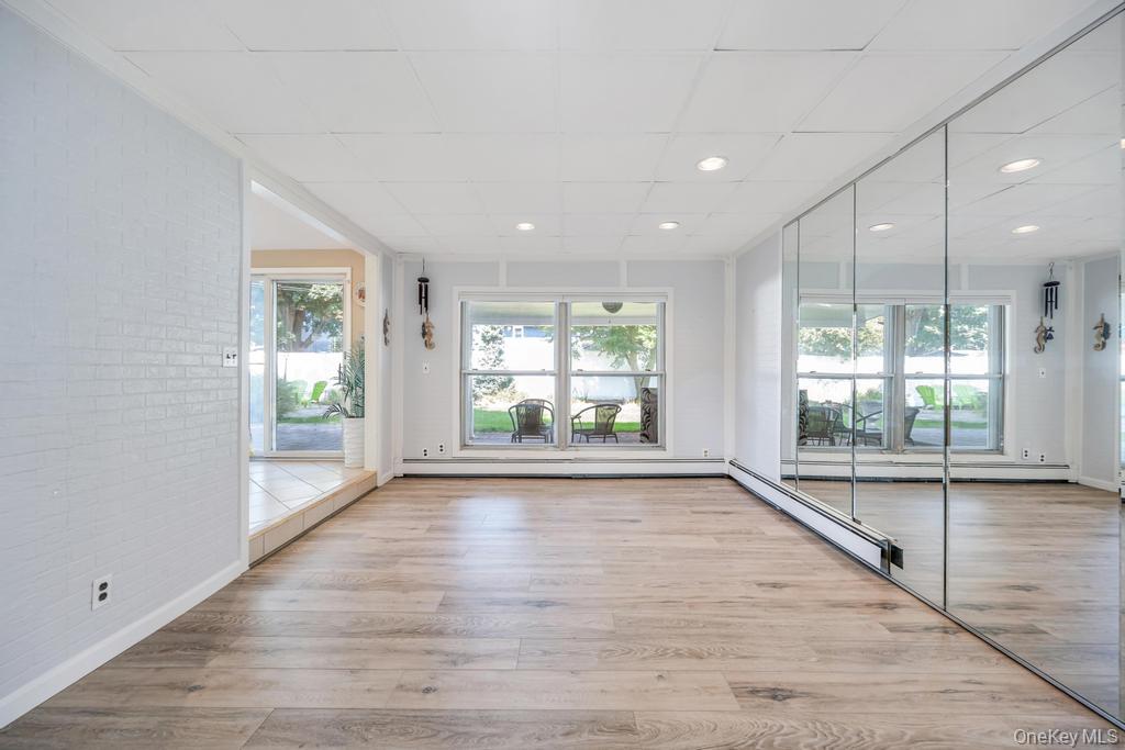 20 Northern Parkway E, Plainview, NY 11803