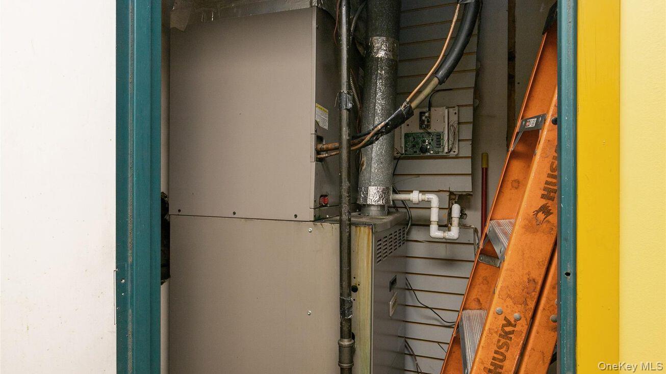 146Aa Sunrise Highway, Lindenhurst, NY 11757