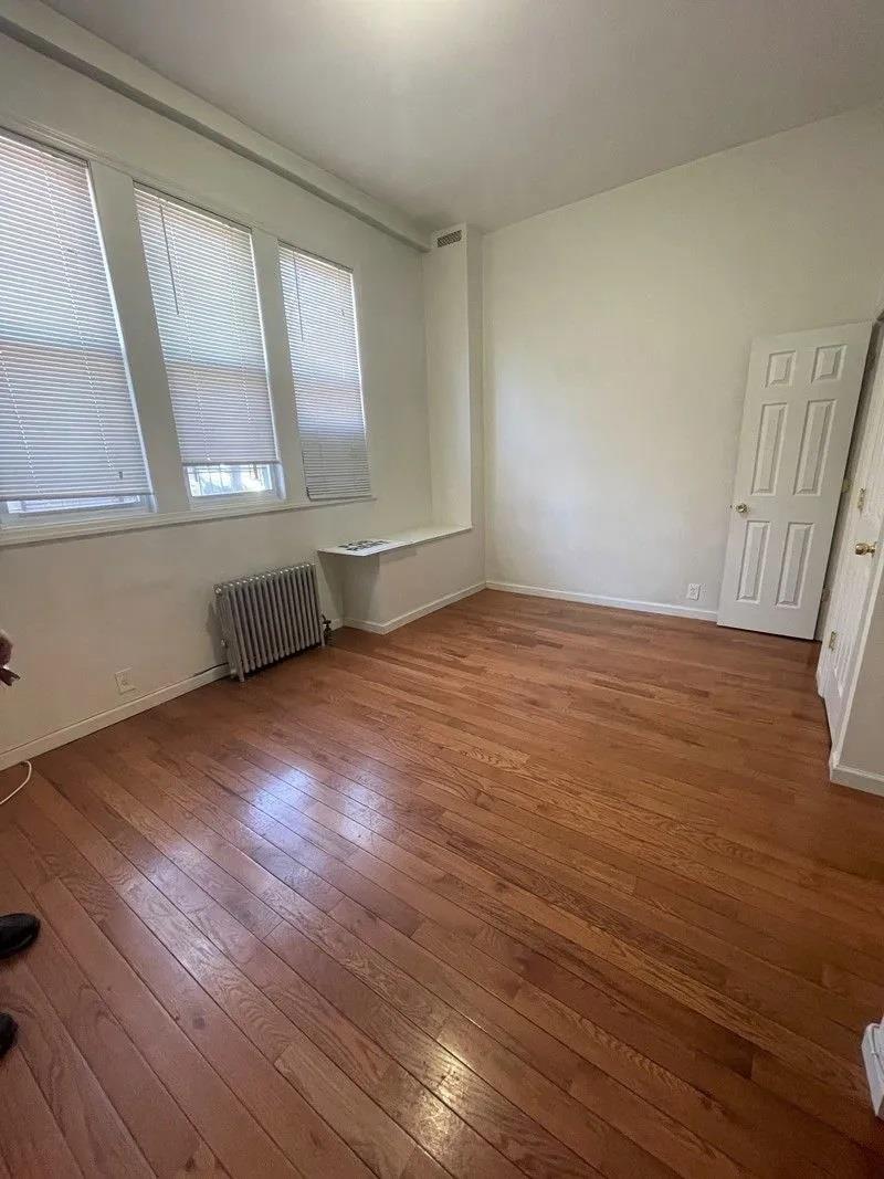 23-12 Broadway, Astoria, NY 11106