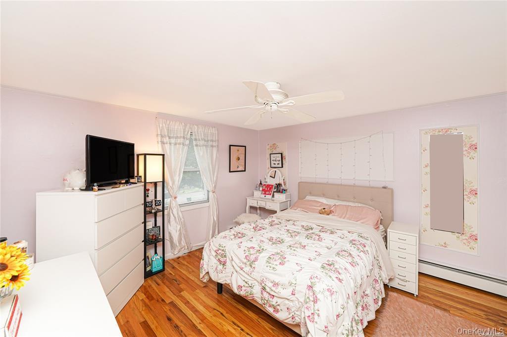 33 Peachtree Lane, Mount Sinai, NY 11766