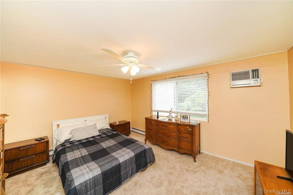 33 Peachtree Lane, Mount Sinai, NY 11766