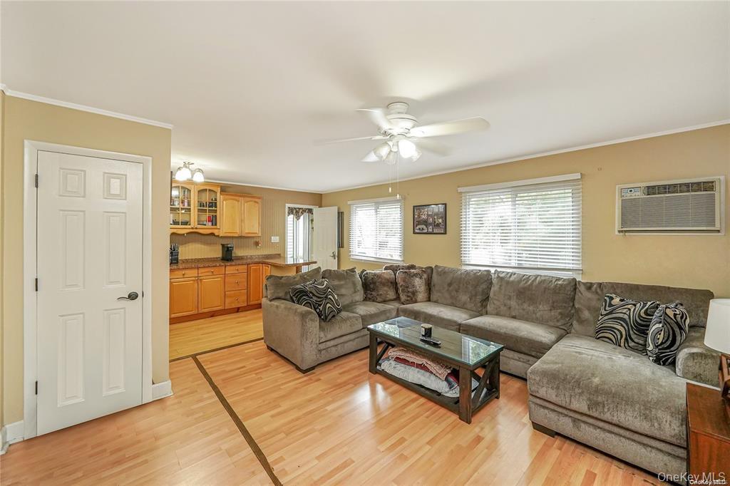 33 Peachtree Lane, Mount Sinai, NY 11766