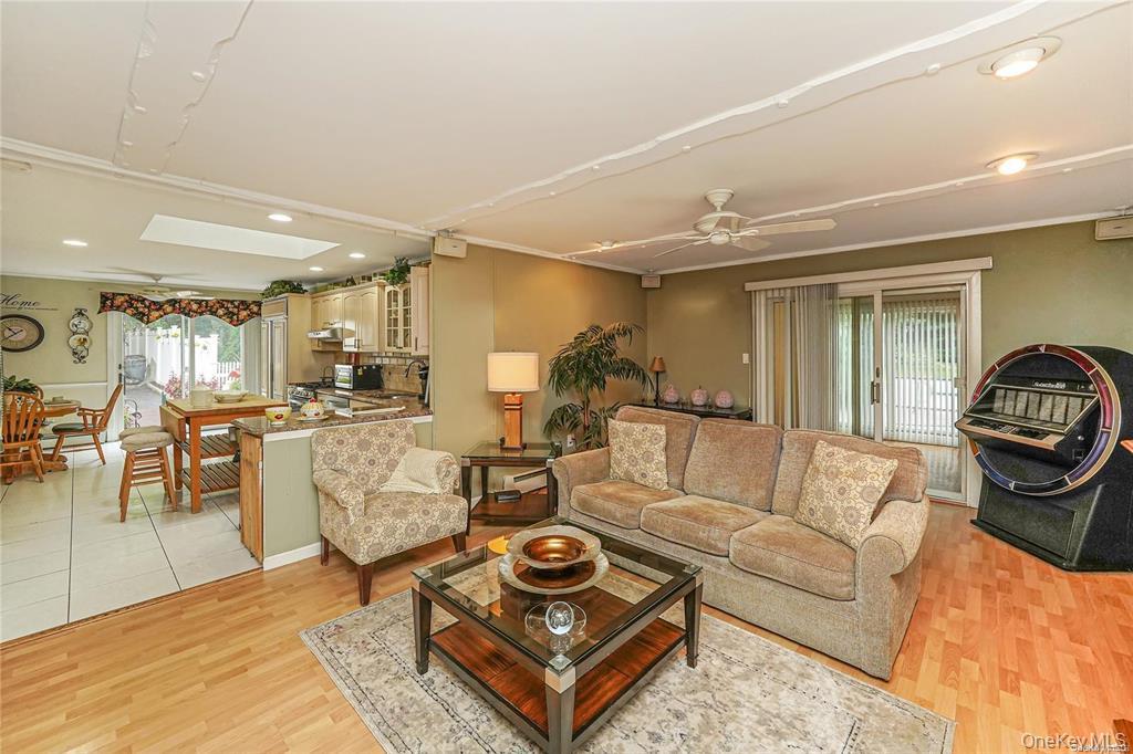 33 Peachtree Lane, Mount Sinai, NY 11766