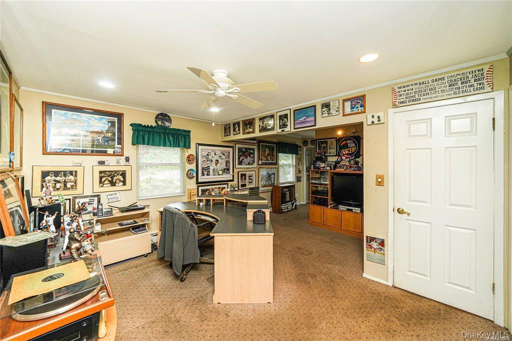 33 Peachtree Lane, Mount Sinai, NY 11766