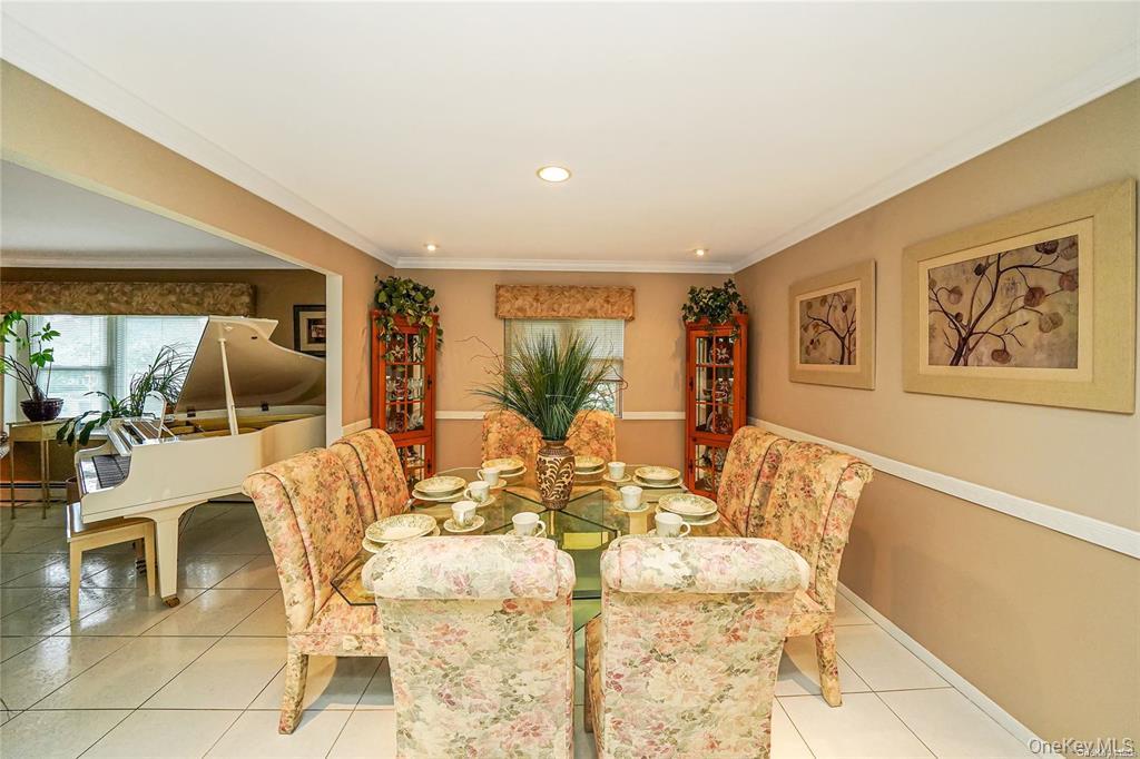 33 Peachtree Lane, Mount Sinai, NY 11766