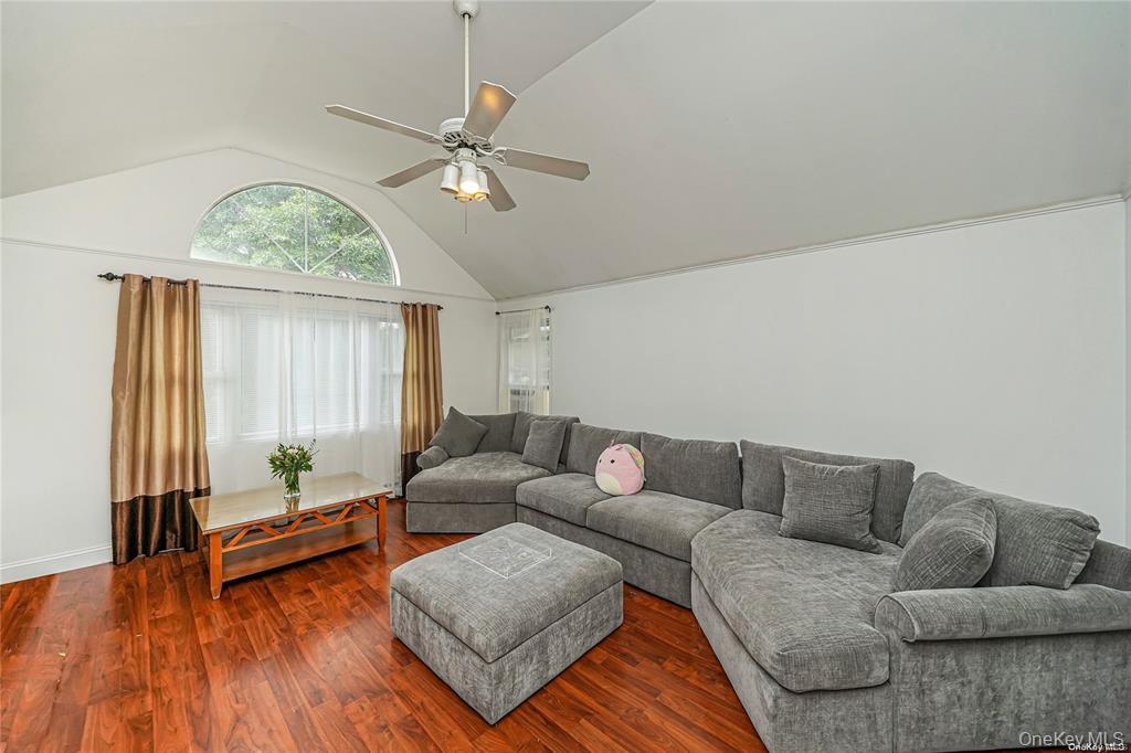 33 Peachtree Lane, Mount Sinai, NY 11766