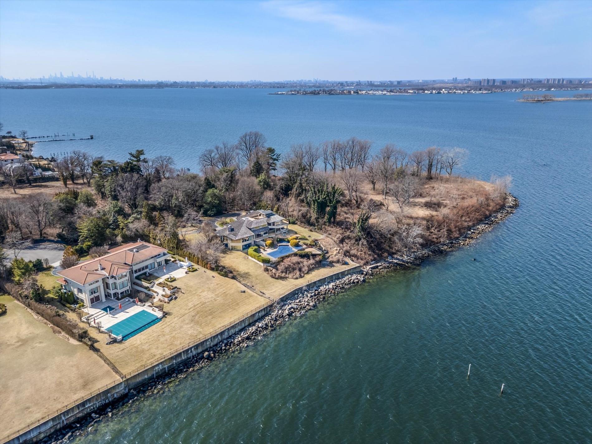 15 Gatsby Lane, Great Neck, NY 11024