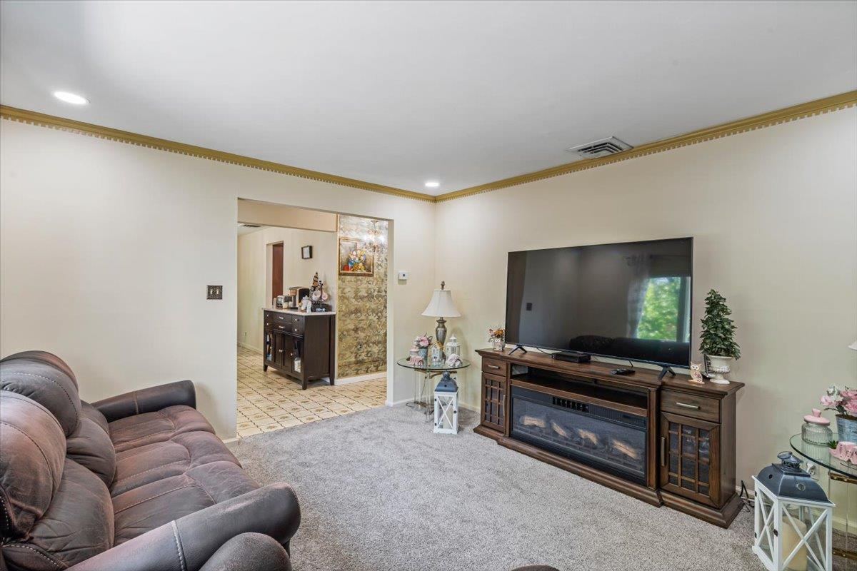 293 85 Avenue, Floral Park, NY 11001