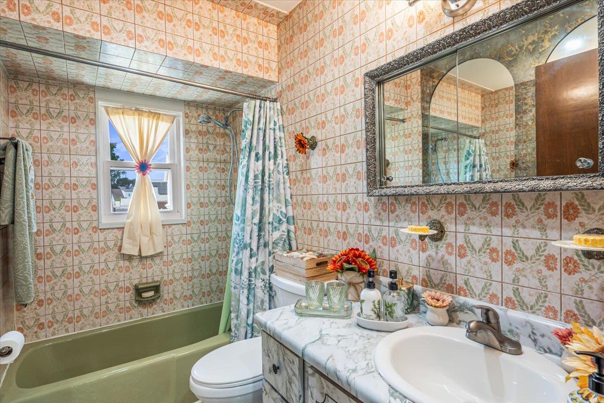 293 85 Avenue, Floral Park, NY 11001