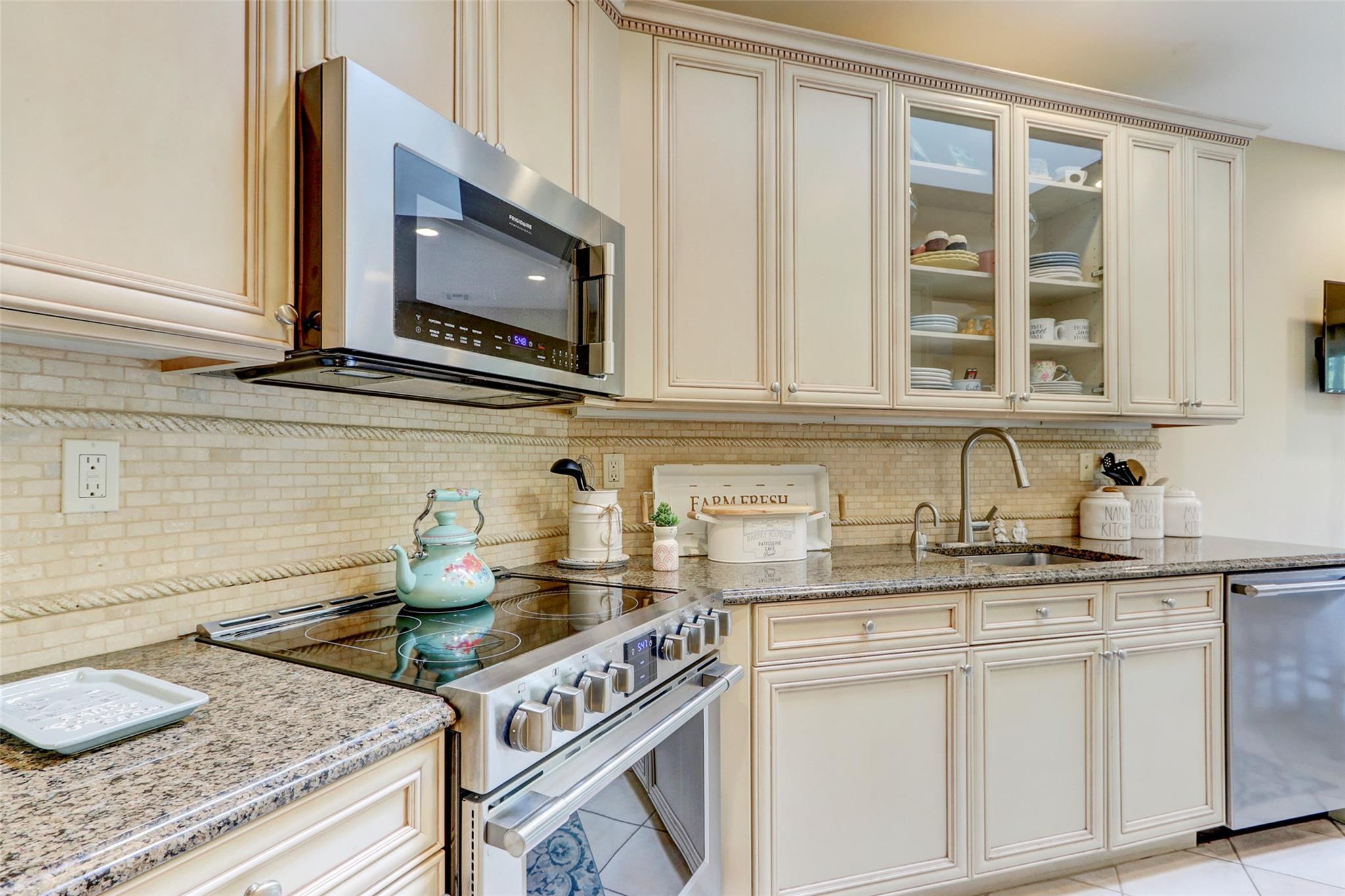 67 Carriage Lane, Plainview, NY 11803