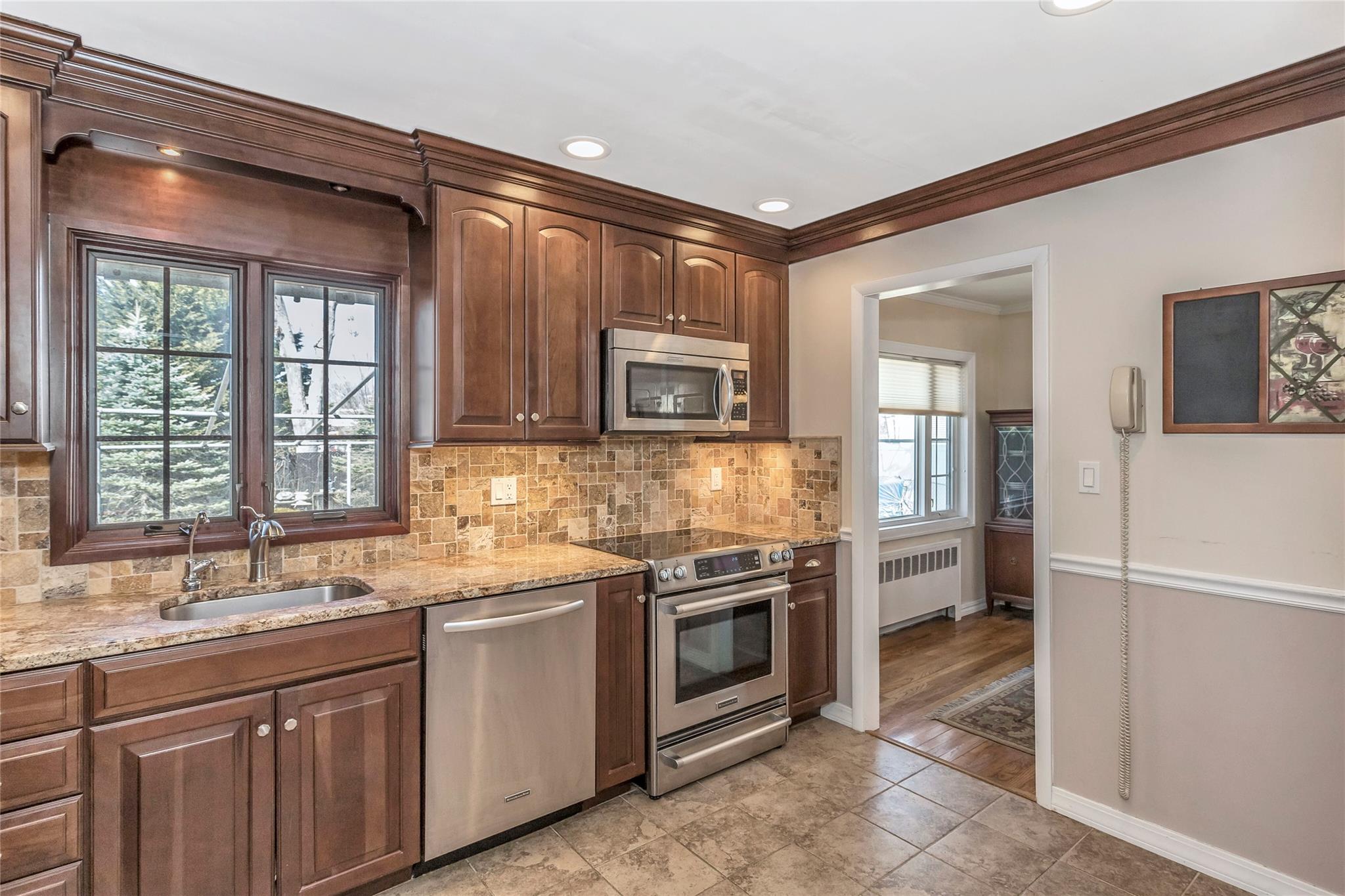 17 Abrew Street, Bay Shore, NY 11706