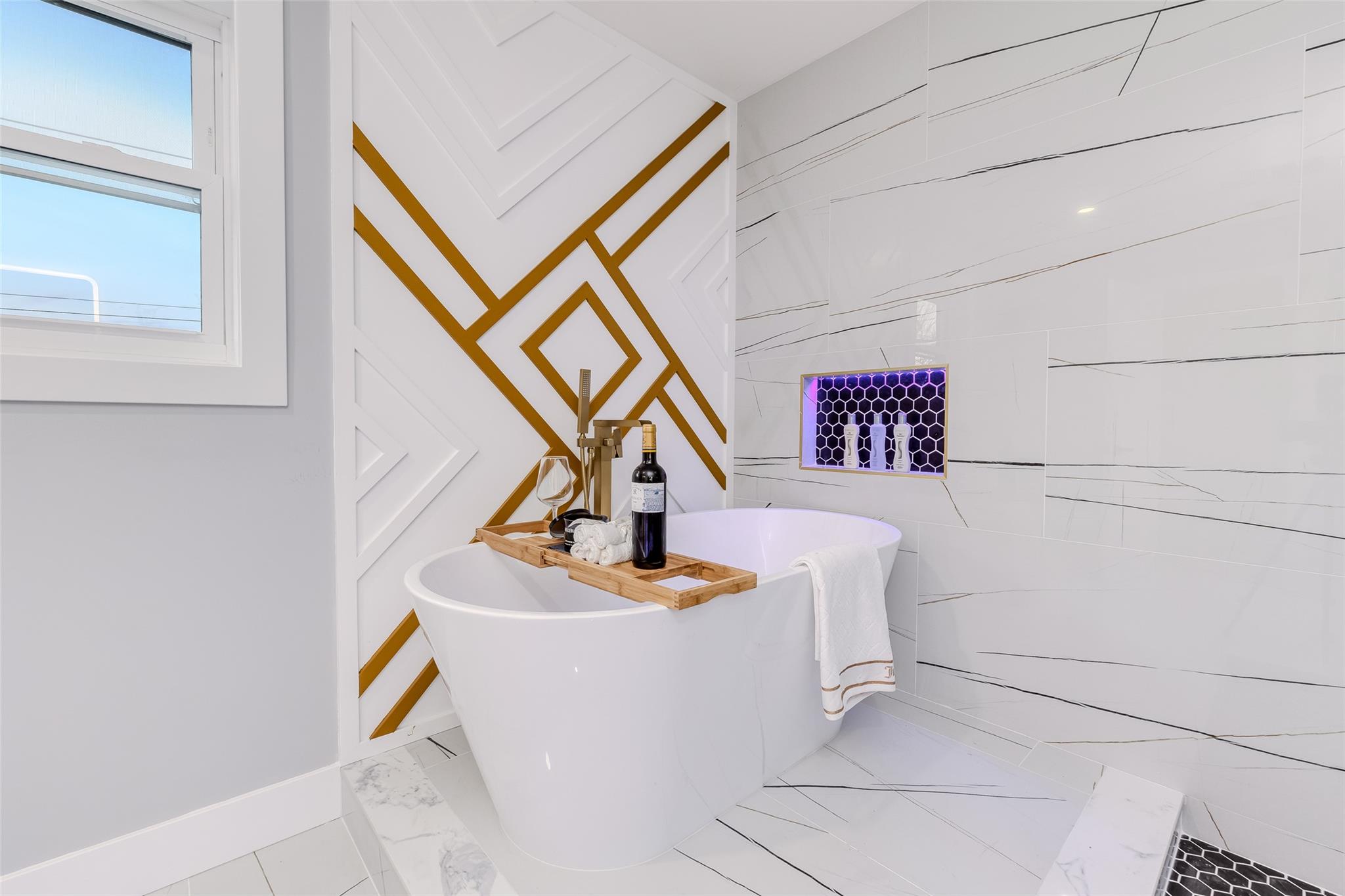 14 Fawn Lane, Westbury, NY 11590