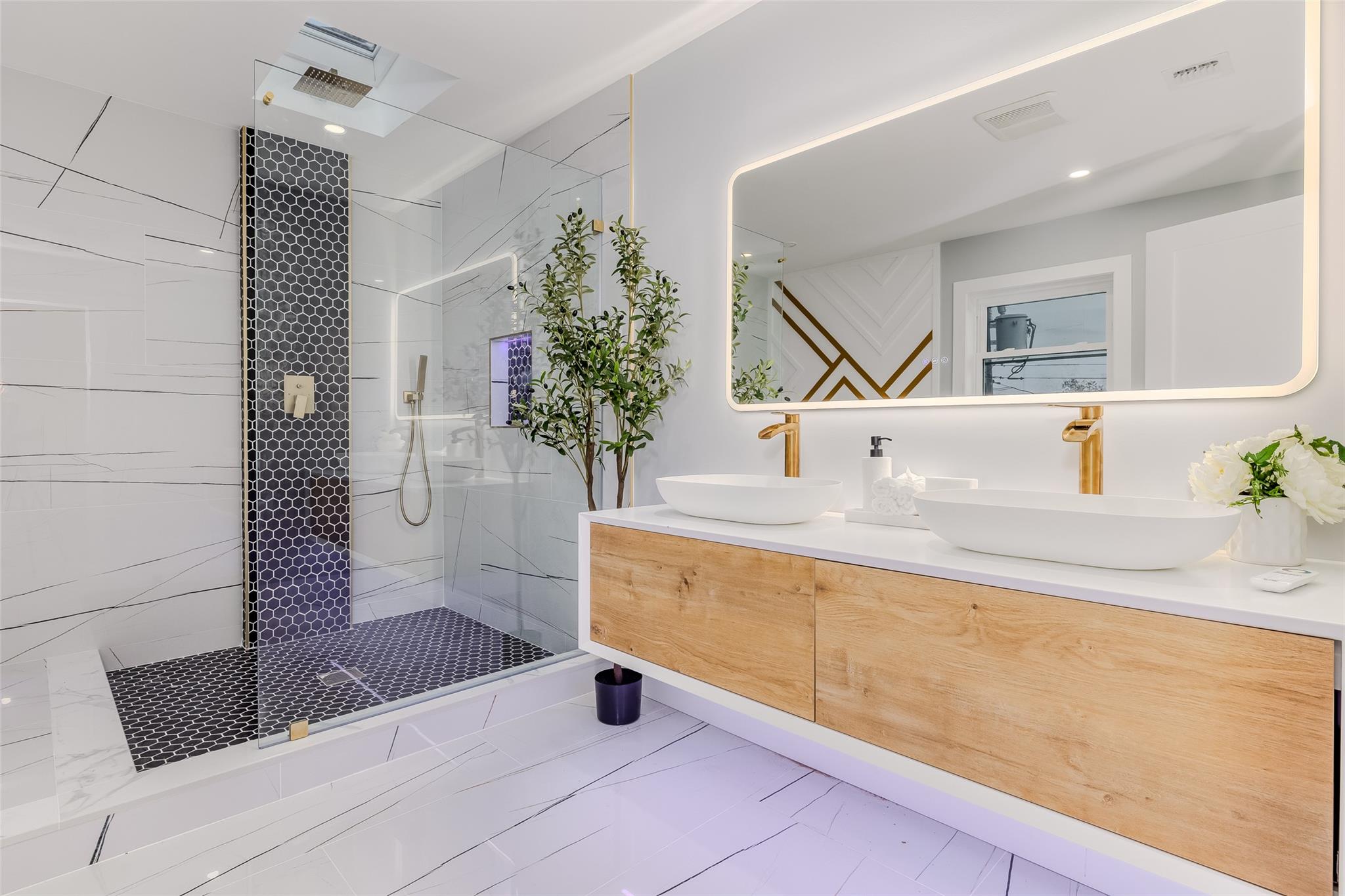 14 Fawn Lane, Westbury, NY 11590