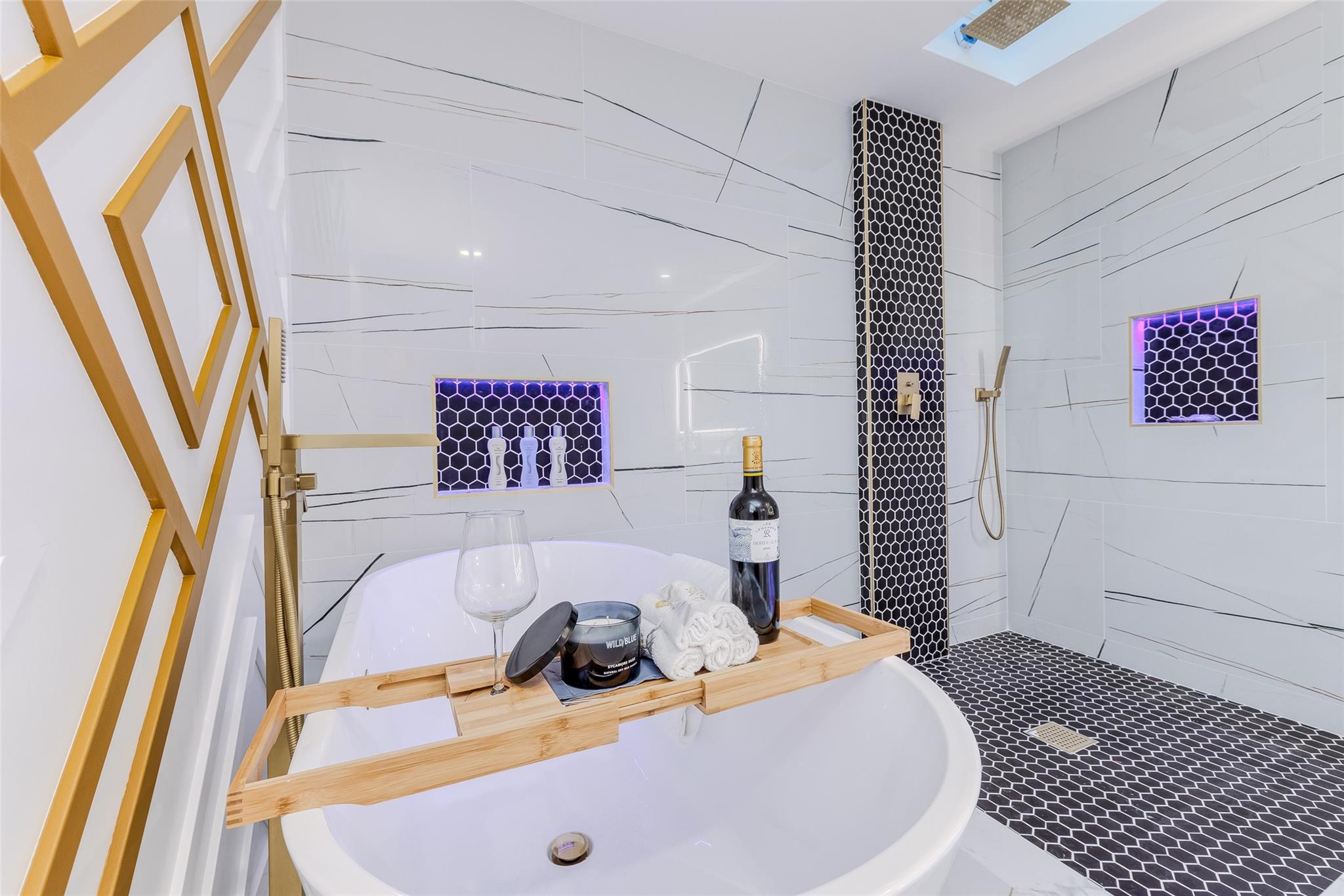 14 Fawn Lane, Westbury, NY 11590