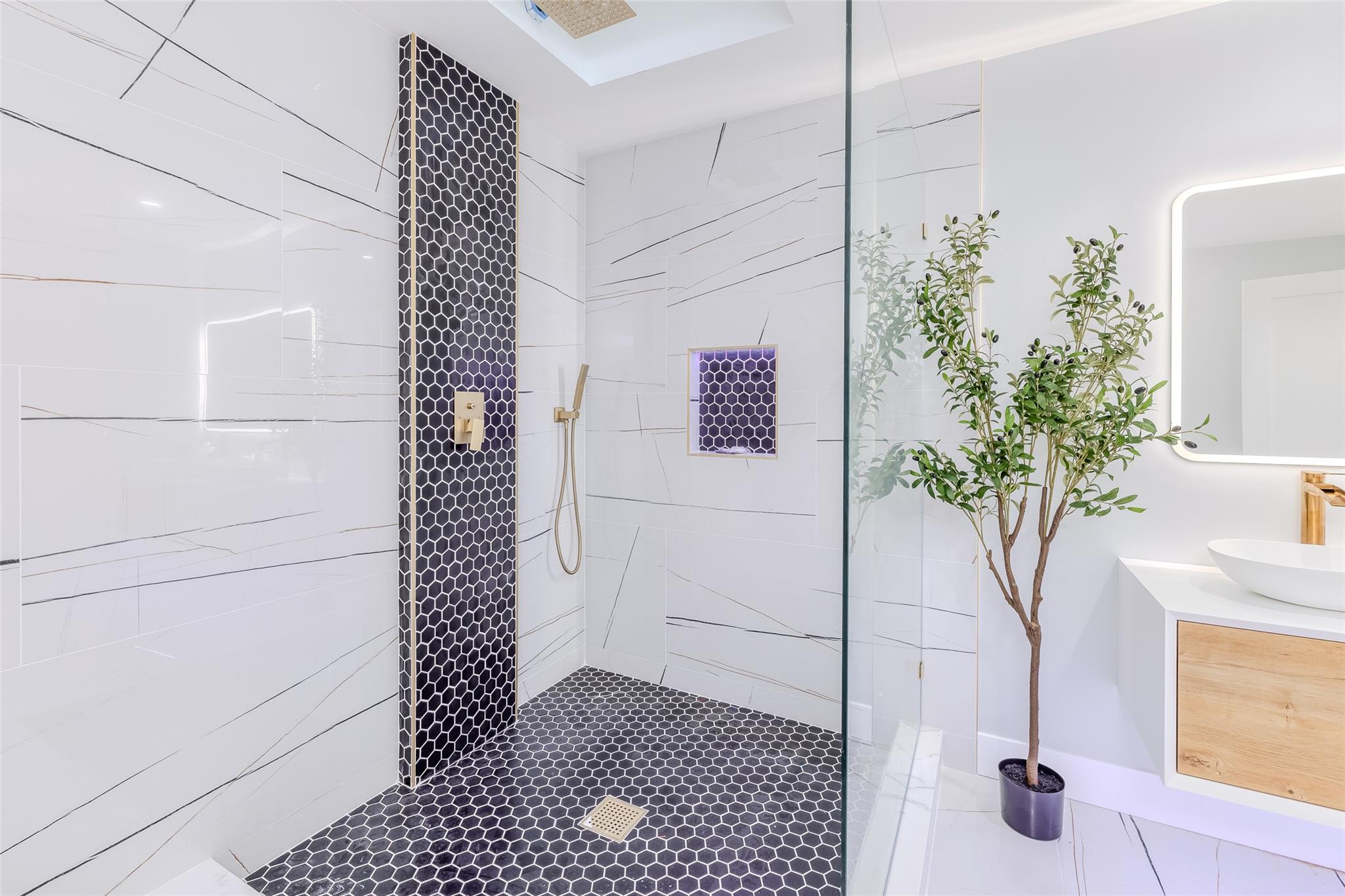 14 Fawn Lane, Westbury, NY 11590