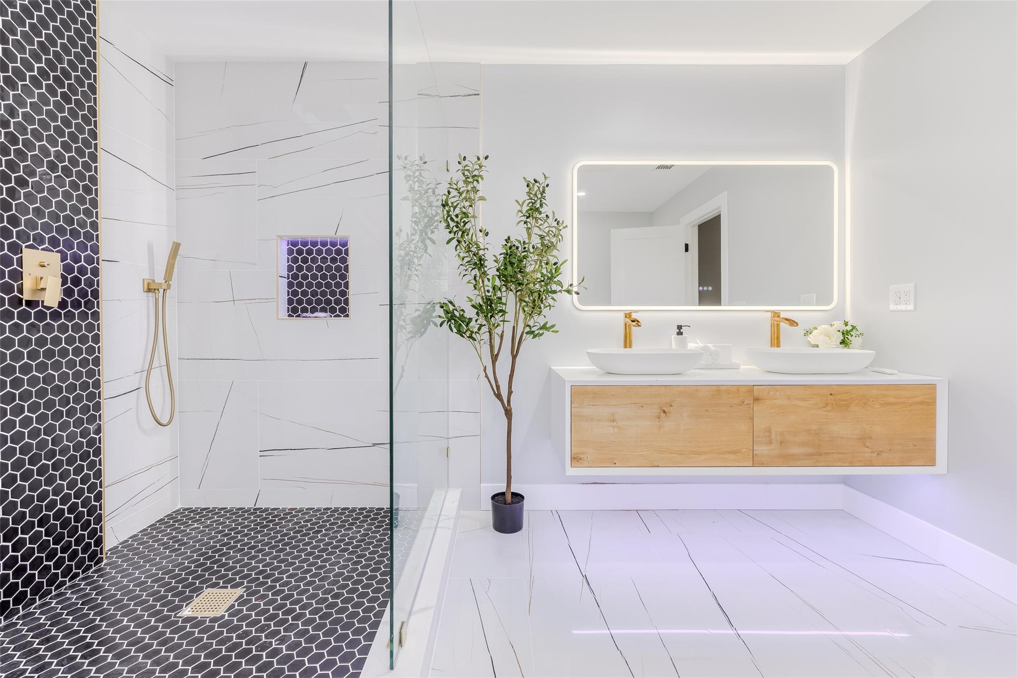 14 Fawn Lane, Westbury, NY 11590