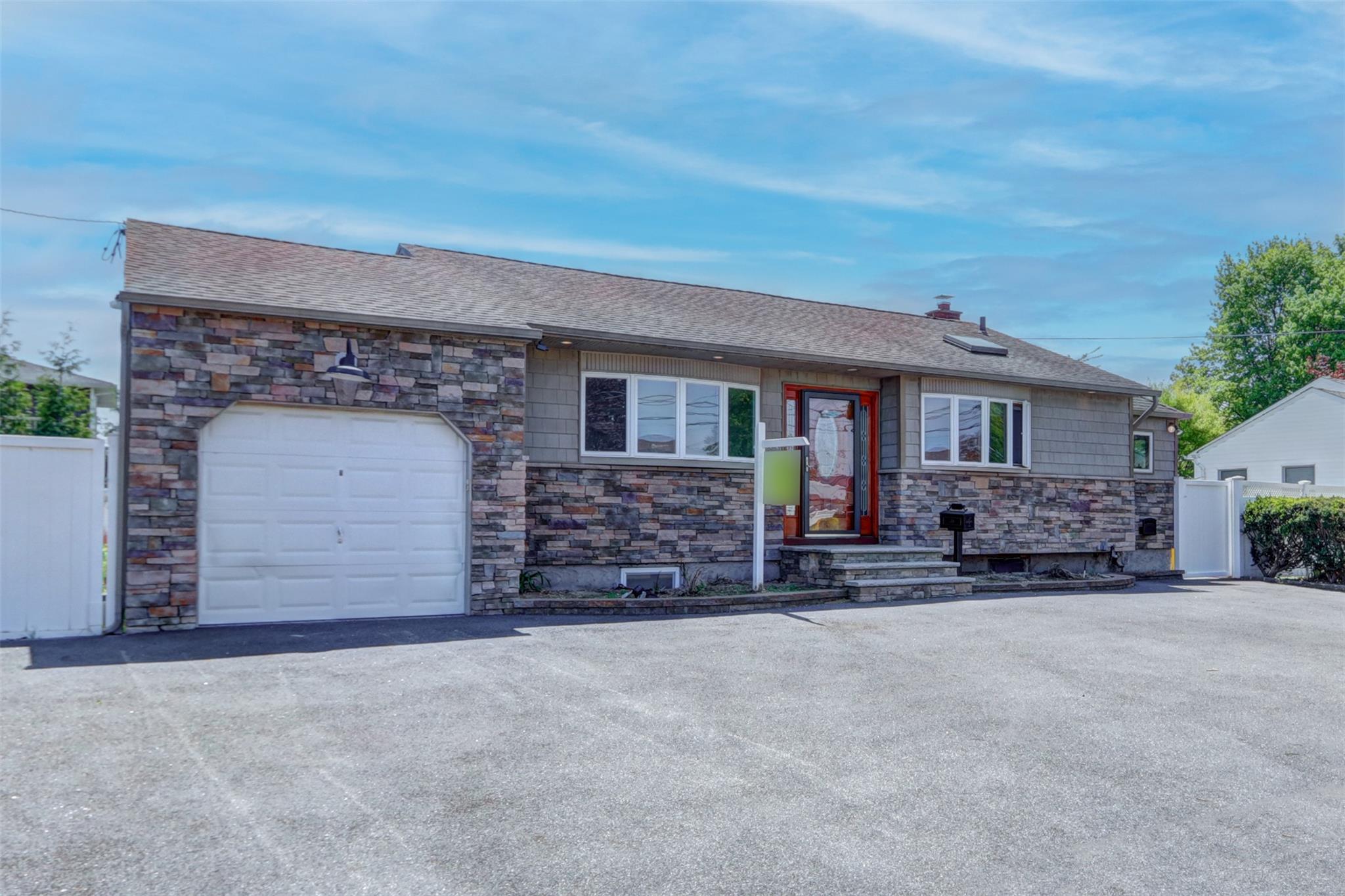 62 Lambert AVE Avenue, Farmingdale, NY 11735