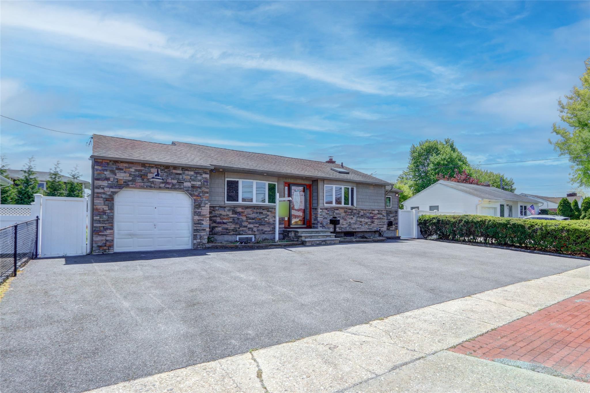 62 Lambert AVE Avenue, Farmingdale, NY 11735