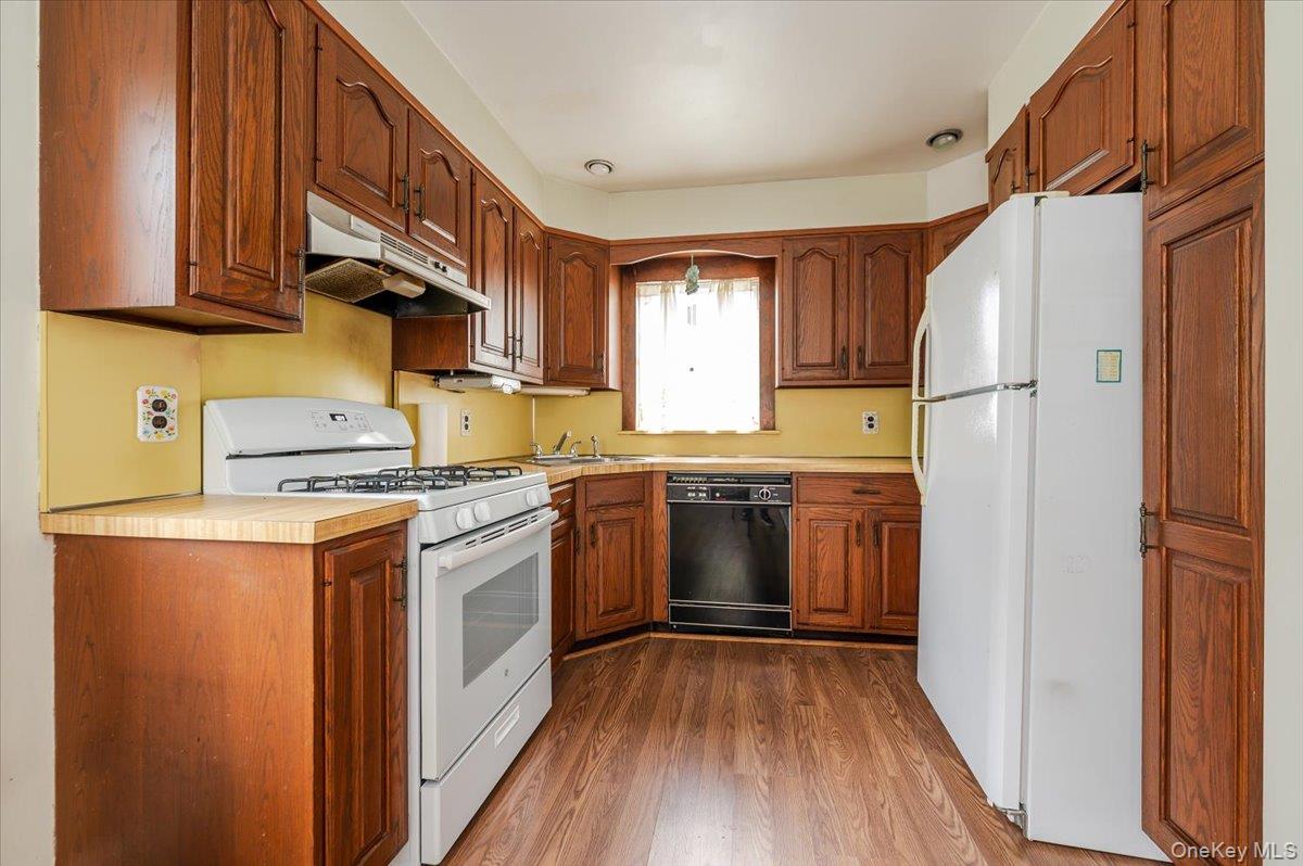 22 Pansy Avenue, Floral Park, NY 11001