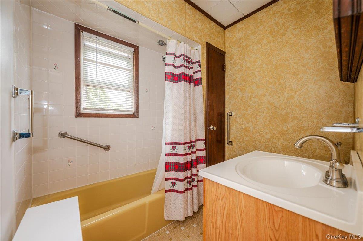 22 Pansy Avenue, Floral Park, NY 11001