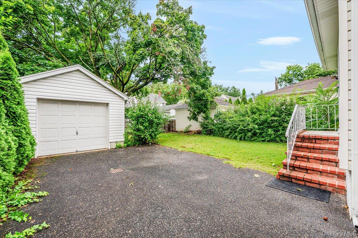 22 Pansy Avenue, Floral Park, NY 11001