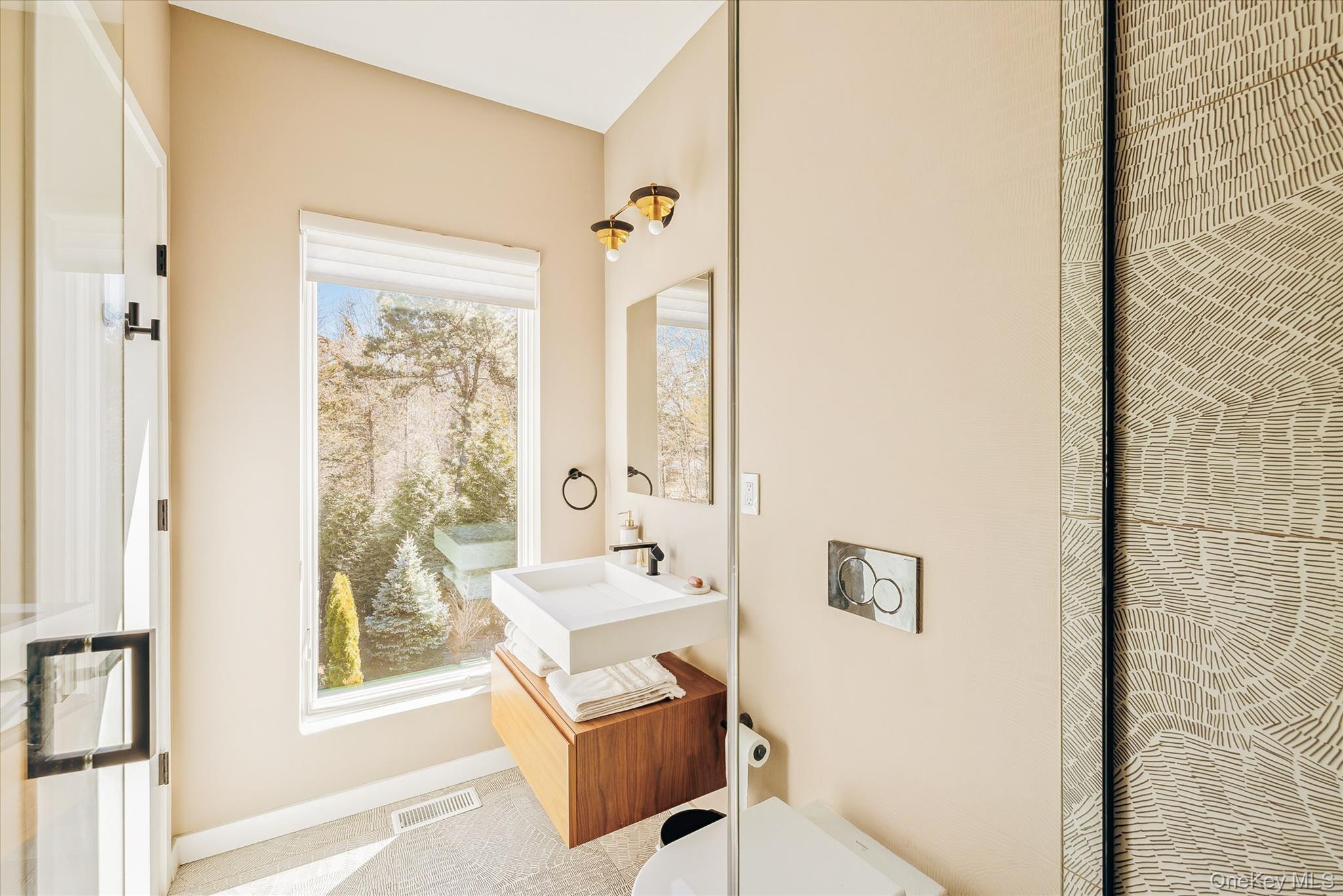 233 N Magee Street, Southampton, NY 11968