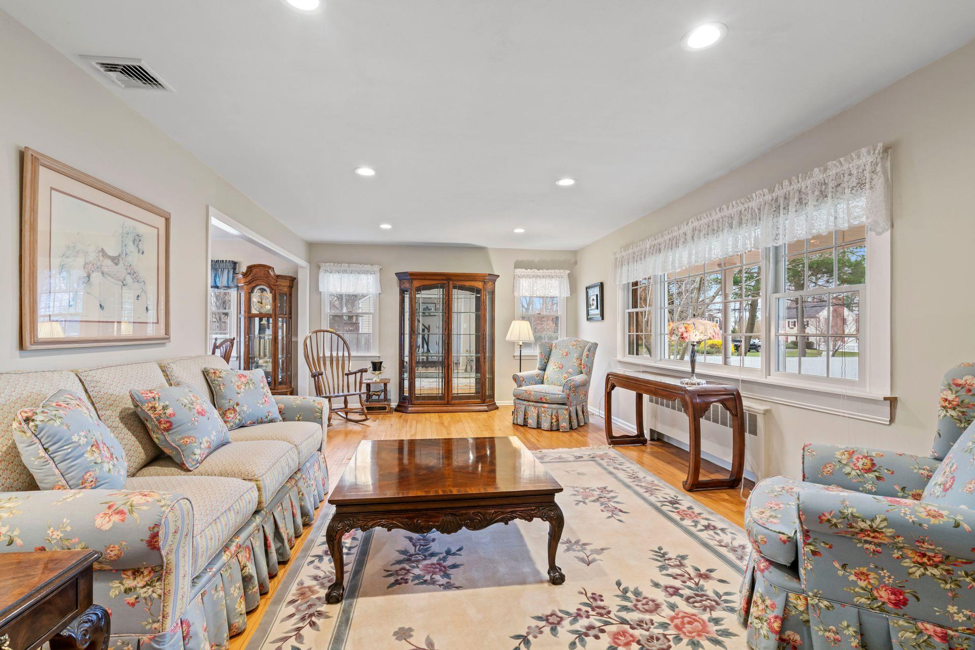 14 Hillside Avenue, Saint James, NY 11780