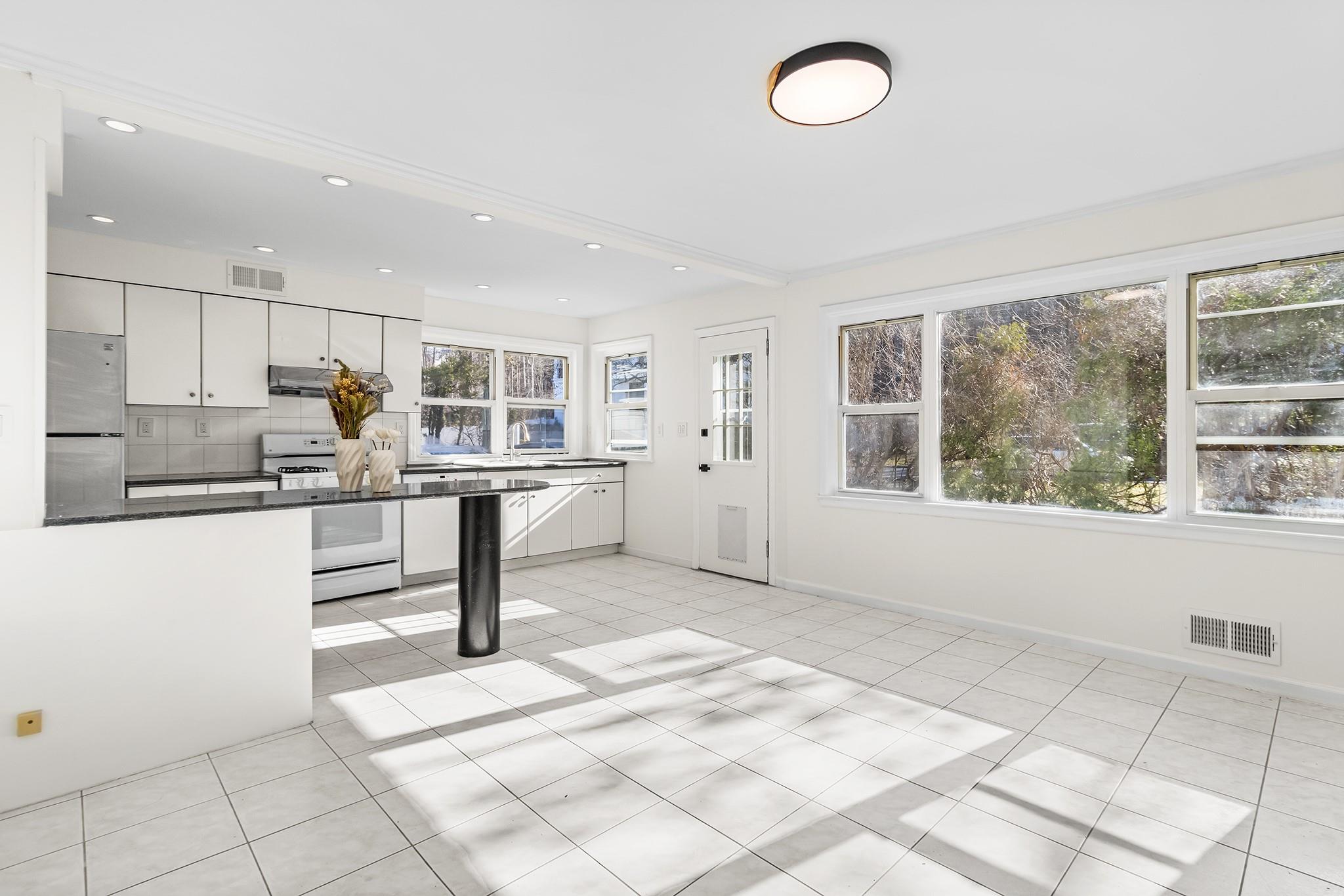 2 Lorraine Place, Scarsdale, NY 10583