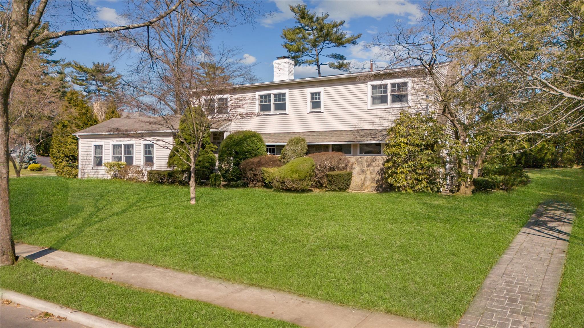 19 Strawberry Lane, Roslyn Heights, NY 11577