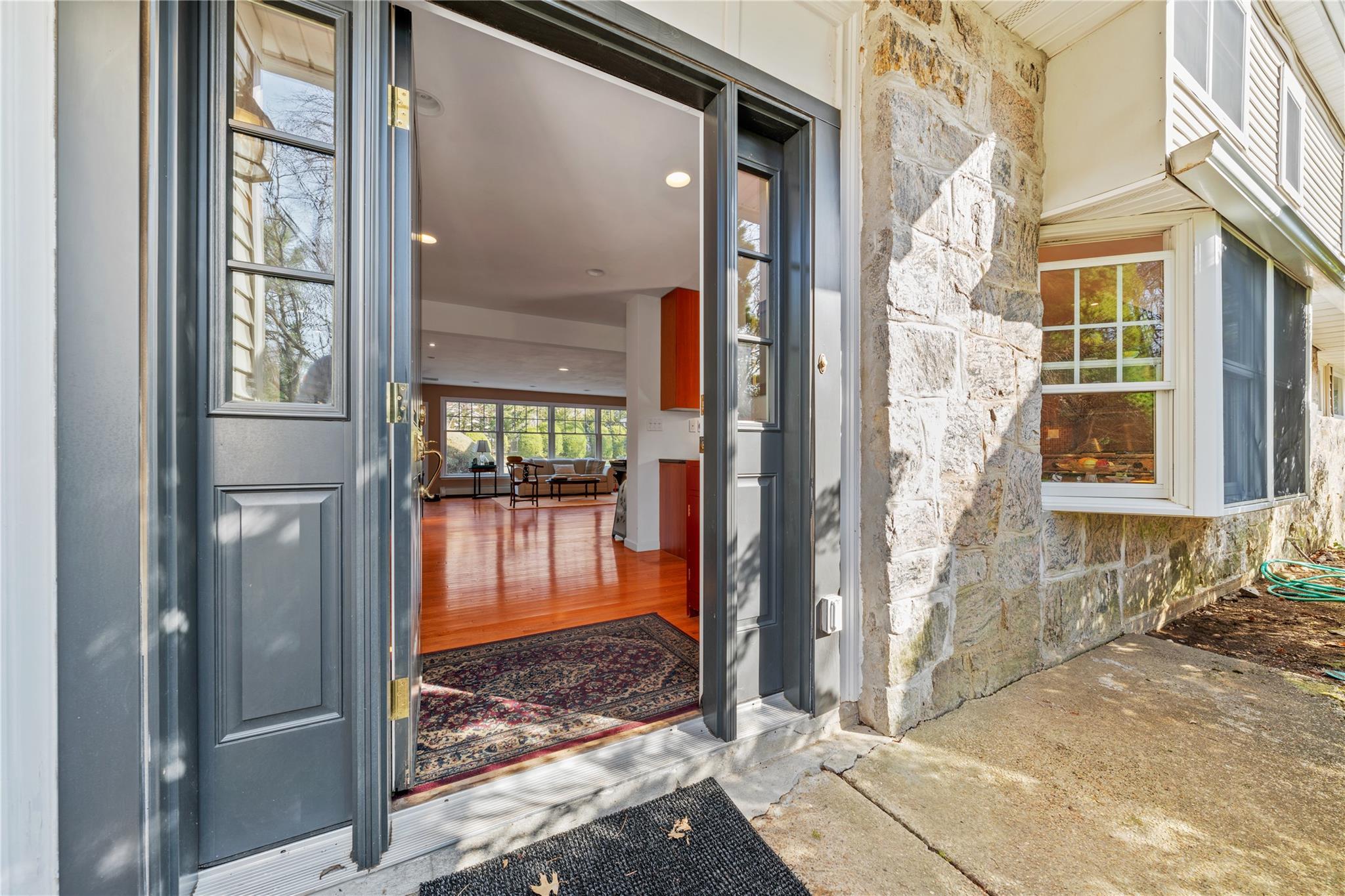 19 Strawberry Lane, Roslyn Heights, NY 11577