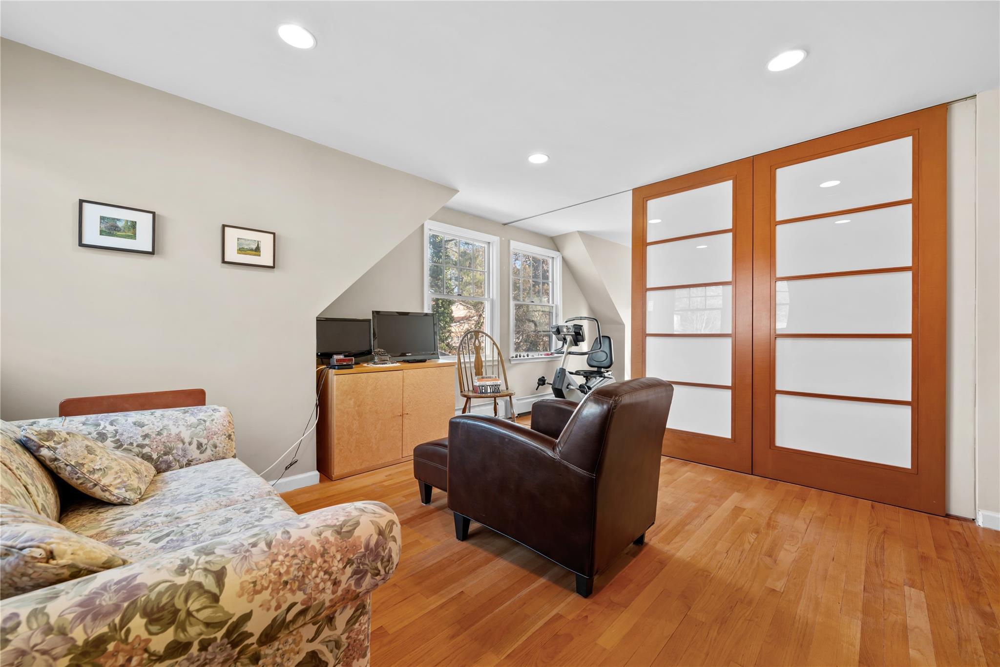 19 Strawberry Lane, Roslyn Heights, NY 11577